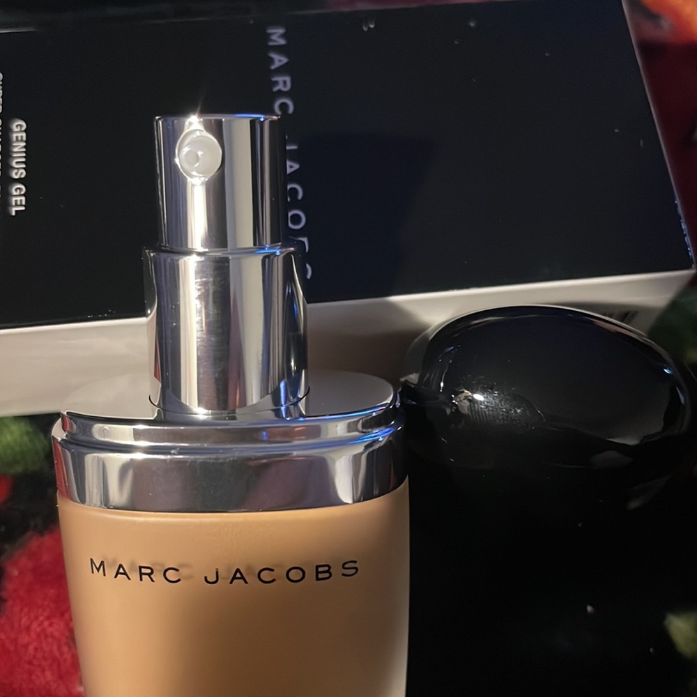 Marc Jacobs 66 Fawn Deep Genius Gel Foundation - Picture 5 of 5